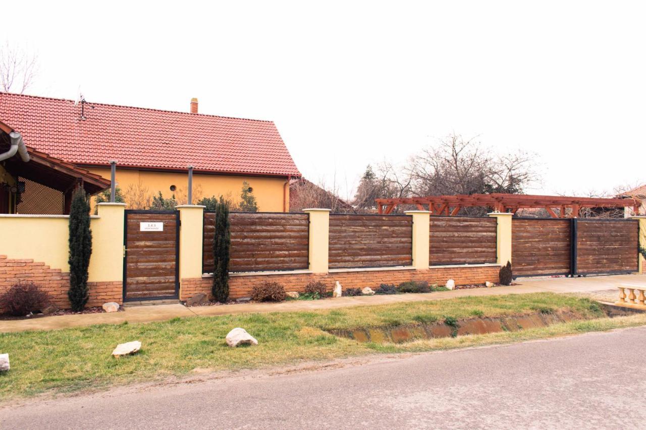 Borostyan Apartmanhaz Mórahalom Εξωτερικό φωτογραφία
